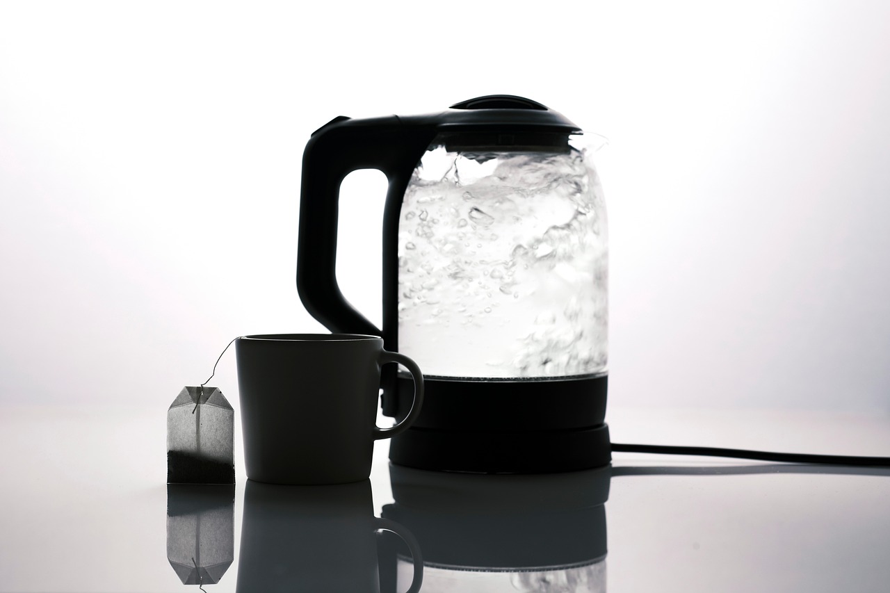 Czajnik elektryczny Brita Yume z wbudowanym filtrem na kuchennym blacie