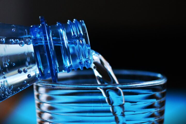 Dzbanek filtrujący Wessper AmberFilter 2,8 L — przezroczysty bursztynowy plastik