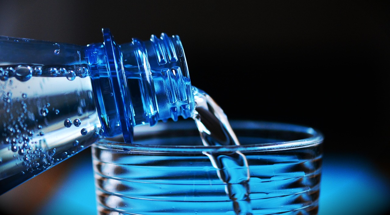 Dzbanek filtrujący Wessper AmberFilter 2,8 L — przezroczysty bursztynowy plastik