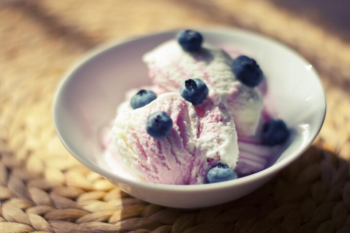 Domowe lody waniliowe w miseczce — test smaku z różnych wód