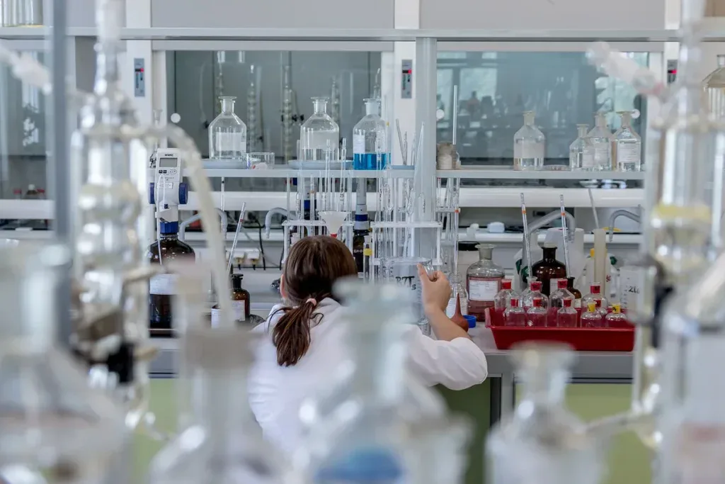 Laborantka w laboratorium chemicznym: tak sprawdza się, czy woda chlorowana mieści się w normach