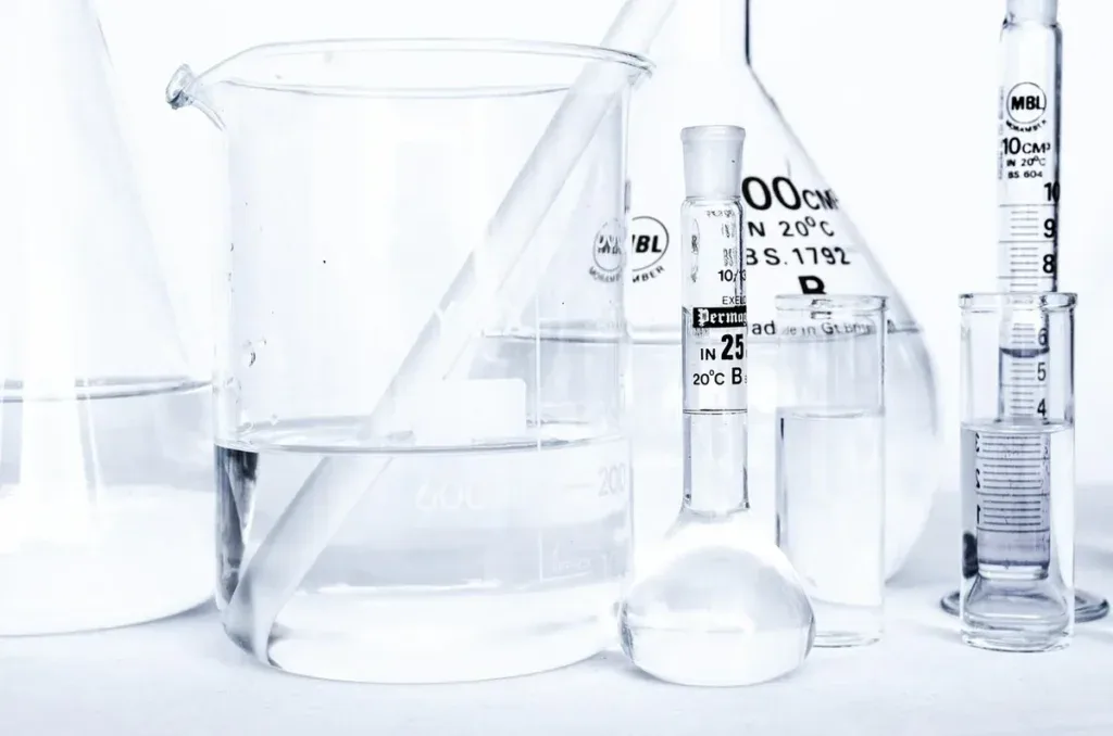 Laboratoryjne zlewki i kolby z czystą wodą destylowaną