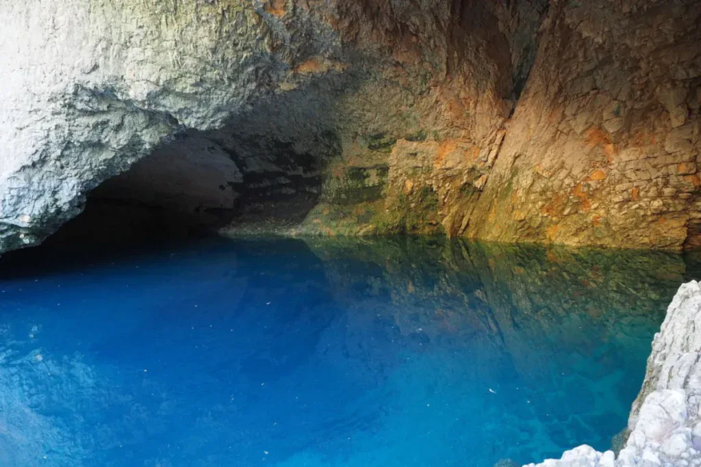 Źródło krasowe w skalnej grocie – woda źródlana i mineralna pochodzą z zasobów podziemnych